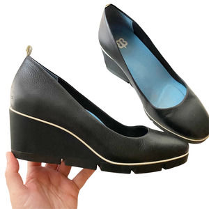 Betabrand Black Leather All Weather Cushioned Wedges Size 8 (Fits Like 8.5).